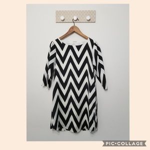 Everly black and white shift dress size S